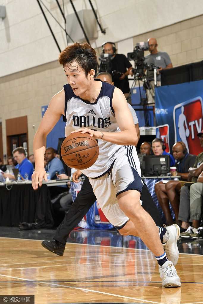 「丁」破疆界,夏联首秀展锋芒 丁彦雨航面对尼克斯防守球员,运球加速强行突破,身体对抗中展现出极强的核心力量与冲击力。