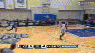 「丁」破疆界,夏联首秀展锋芒 丁彦雨航完成抢断后发动快攻,面对空篮,他高高跃起双手背扣,整个动作舒展霸气,点燃了全场气氛。