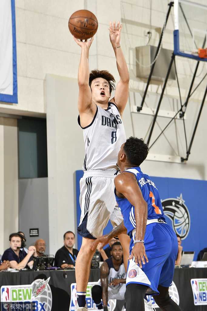 「丁」破疆界,夏联首秀展锋芒 丁彦雨航在拼抢中倒地,却依然死死护住篮球,眼神中透露出对每一个球权的渴望和永不言弃的拼搏精神。