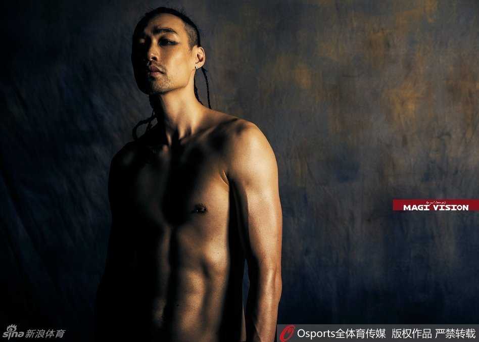 孟达与妻子甜蜜互动，两人身穿深色系服装酷劲十足，背景灯光迷离，氛围感拉满