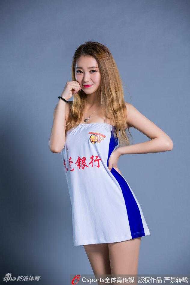 宝贝侧身回眸，一头秀发披肩，广东队球衣下的身姿窈窕，性感身材在光线勾勒下更显迷人。