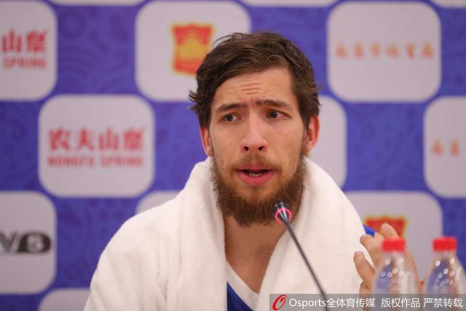 身披紅色戰袍的丁彥雨航在發布會聚光燈下眼神堅毅，嘴角帶著一絲霸氣，仿佛已將客場的嘈雜拋諸腦後