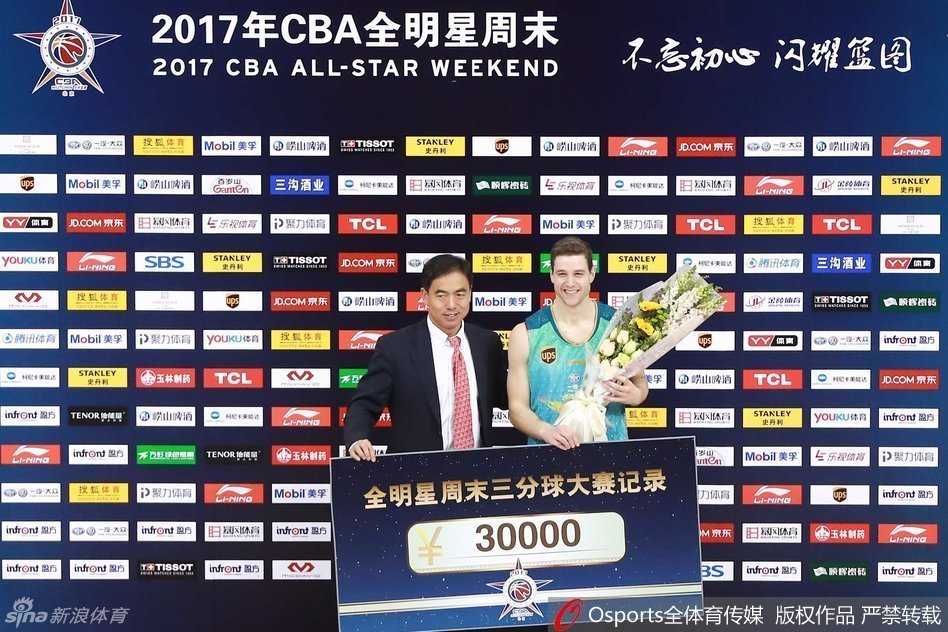 郭艾伦与王哲林在比赛中趣味对位，大王的庞大身躯和小郭的灵巧突破形成鲜明对比，两人脸上洋溢着享受比赛的灿烂笑容。