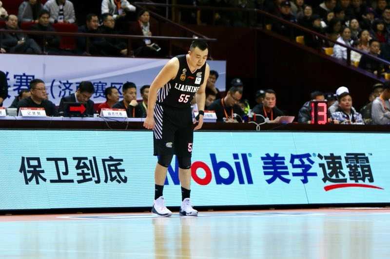 张春军奋力拼抢地板球，与对手纠缠在一起，展现了蓝领球员的硬汉本色和拼搏精神。