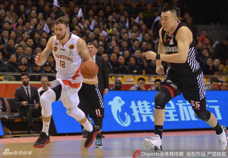 山东队外援劳森摆脱防守，在空中对抗后艰难出手，为球队贡献关键分数。