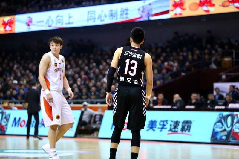 陶汉林高高跃起，在对方内线头上完成双手灌筐，篮筐仿佛都在震颤，霸气十足。