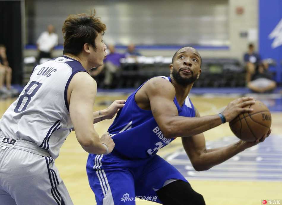 丁彦雨航持球加速突破活塞队的双层防线，眼神坚毅，展现出强烈的攻击篮筐的欲望。