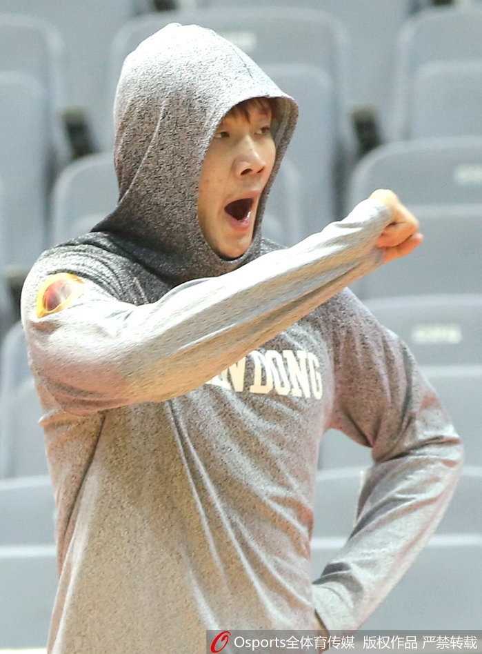 小丁在练习运球时，表情突然变得十分专注，嘴巴微微张开，眼神犀利地盯着前方，仿佛眼前的不是训练标志物而是即将要突破的防守人。