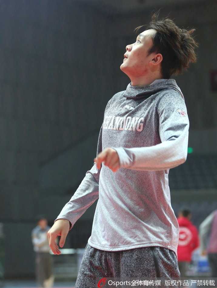 丁彦雨航在训练间歇搞怪，只见他歪着脑袋，一脸无辜地看向场边，配上当时训练馆内的灯光，活脱脱一个‘被迫营业’的打工人模样。