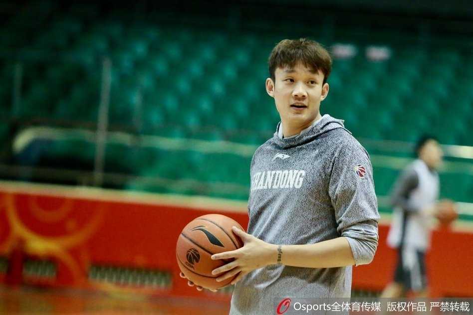 丁彦雨航在运球训练时，表情瞬间失去管理，嘴巴微张眼神发直，宛如一个在篮球场上走神的“大男孩”。