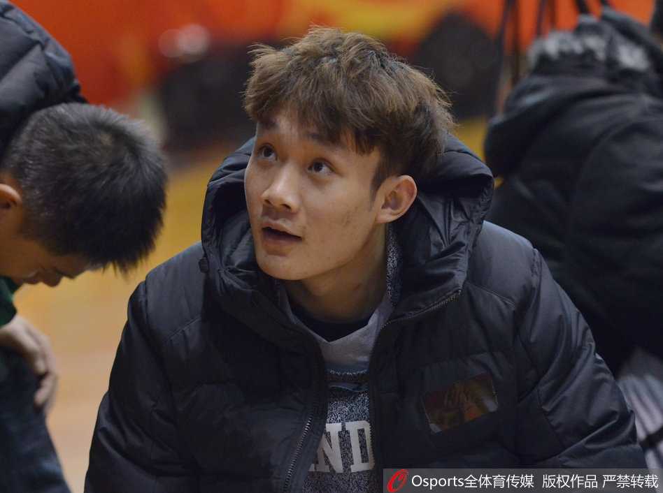 丁彦雨航在训练场上露出迷之微笑，半眯着眼睛的样子显得有些狡黠又有些呆萌，仿佛心中早已有了对战广东队的妙计。