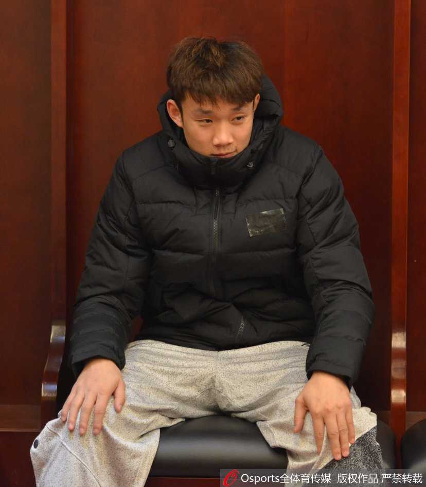 特写镜头下，丁彦雨航的眼神充满不确定，微微侧头仿佛在聆听远处的呼唤，无辜的表情极具画面感。