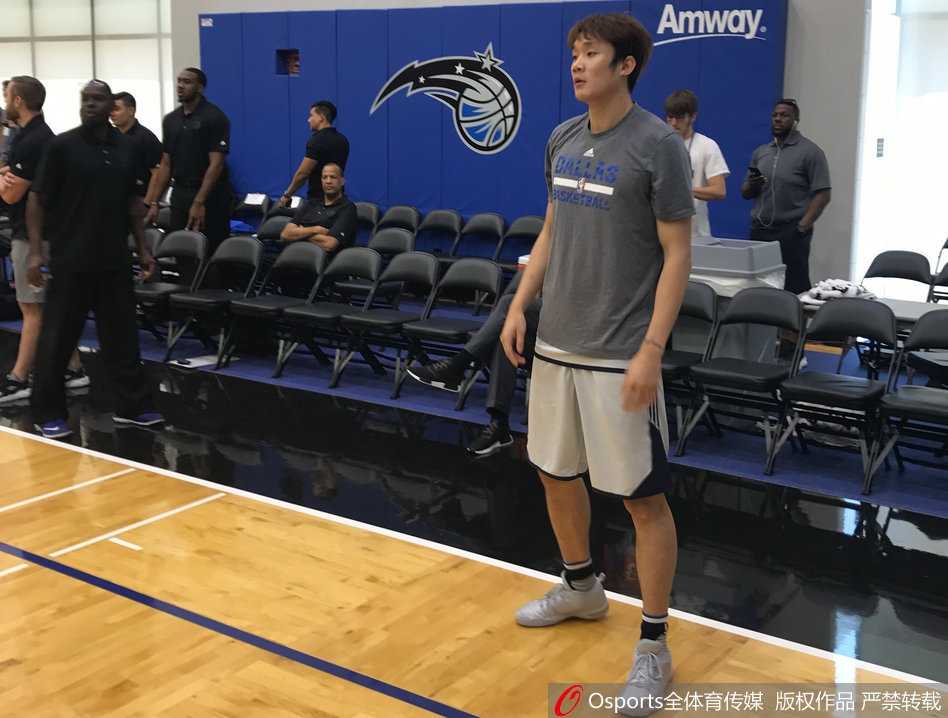 丁彦雨航夏季联赛强势反弹 全能表现引发现场欢呼 在激烈的篮下对抗中,丁彦雨航高高跃起,如同一架起飞的战斗机,在与对方内线球员的空中博弈中,用指尖触碰到了篮板球,展现了他出色的弹跳和拼抢意识。