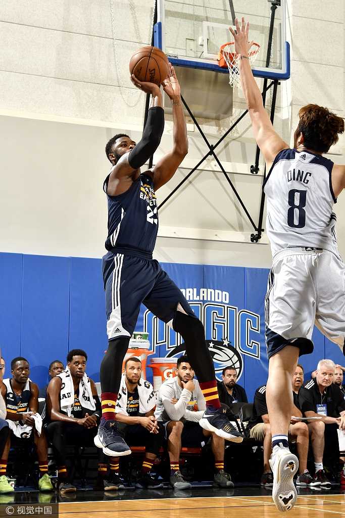 丁彦雨航夏季联赛强势反弹 全能表现引发现场欢呼 当丁彦雨航在罚球线上稳稳出手时,镜头捕捉到场边小牛队教练组对他报以信任的目光,主教练更是双手抱胸,神情专注地审视着这位来自中国的球员,仿佛在思考他未来的无限可能。