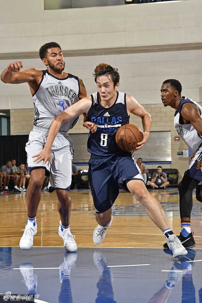 进球后的丁彦雨航握拳怒吼，尽情释放着内心的激情，庆祝自己本场比赛的又一次精彩得分。