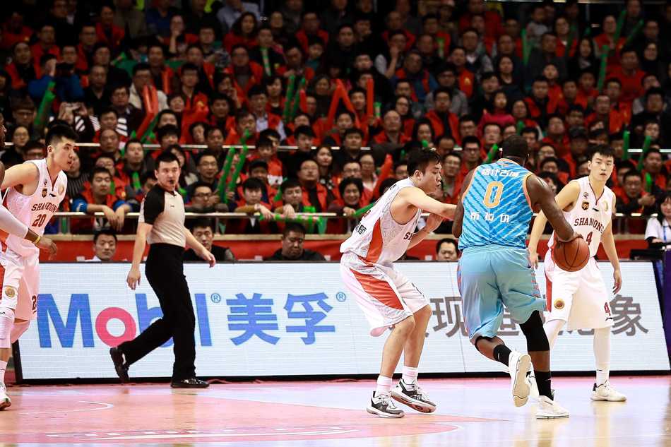 丁彦雨航如离弦之箭般高速运球推进，眼神余光观察着场上的防守站位，发动一次势不可挡的转换进攻。