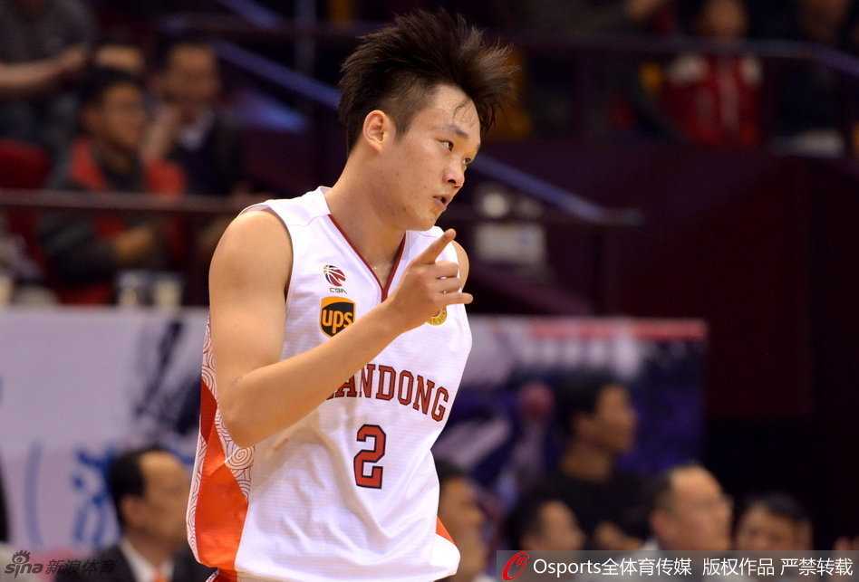 丁彦雨航眼神坚毅弯腰防守，布莱切利用身体优势强行背打，两人肌肉碰撞的火花在瞬间定格。