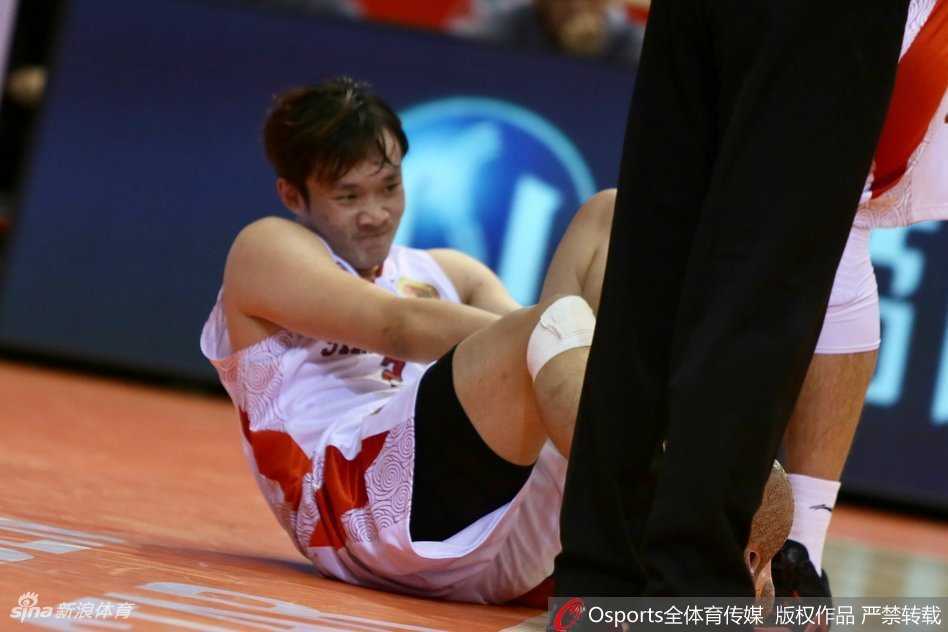 完成得分后的丁彦雨航握拳怒吼，面部肌肉紧绷，将所有情绪尽情宣泄，整个球馆都因他的霸气而沸腾