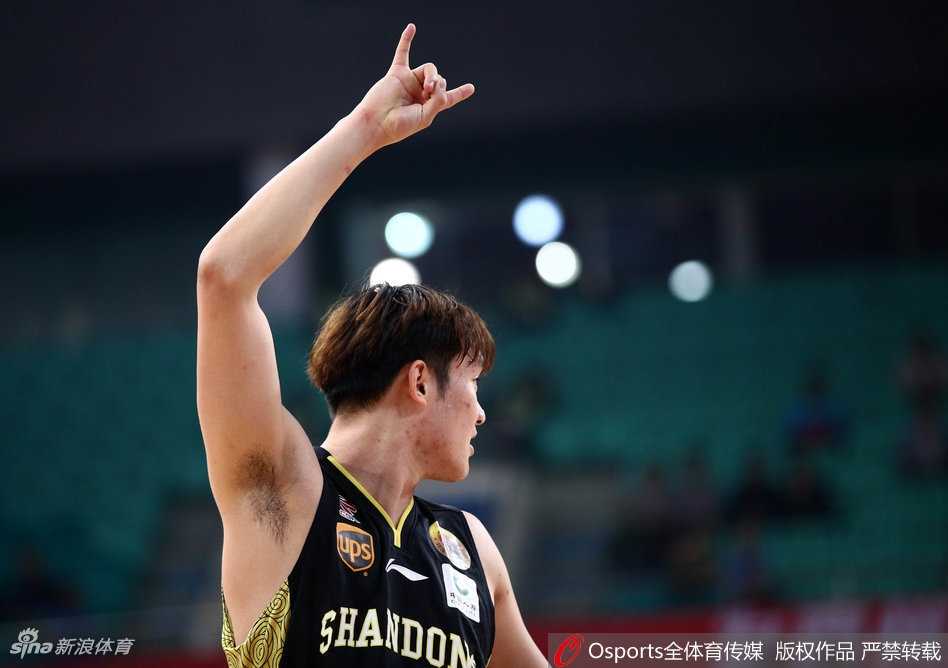 突破后的丁彦雨航迎着补防球员，空中对抗后依然保持身体平衡，展现出惊人的滞空能力和终结技巧