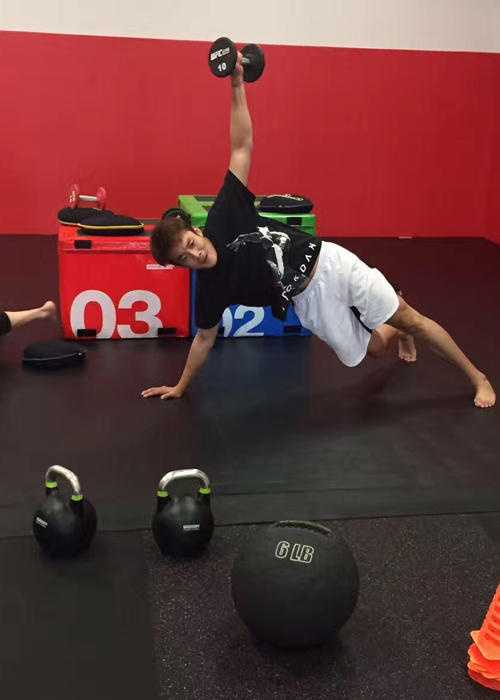 丁彦雨航披挂小牛战袍 夏季联赛逐梦受欢呼 丁彦雨航身披达拉斯小牛队深蓝色训练服,在训练馆里神情专注地进行拉伸,阳光透过场馆高窗洒在他坚毅的侧脸上