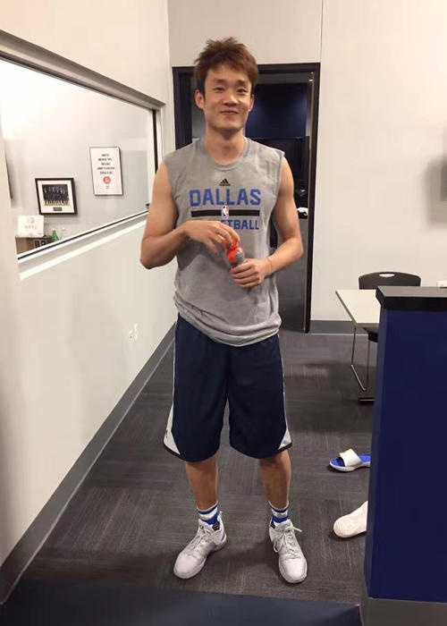 丁彦雨航披挂小牛战袍 夏季联赛逐梦受欢呼 训练中的丁彦雨航高高跃起,手臂肌肉线条分明,在空中稳稳接住传来的篮球,仿佛要抓住那稍纵即逝的NBA机遇