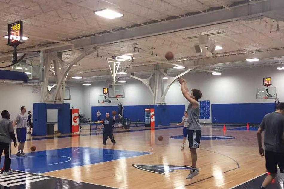 丁彦雨航披挂小牛战袍 夏季联赛逐梦受欢呼 丁彦雨航双手抱球置于腰间,身穿白色小牛队训练背心,在训练馆的蓝色背景板前留下定妆照,眼神坚定地望向前方