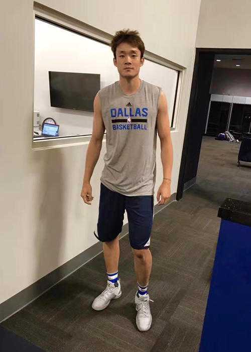 丁彦雨航披挂小牛战袍 夏季联赛逐梦受欢呼 丁彦雨航在助理教练的指导下进行力量训练,腿部肌肉暴起青筋,汗水顺着脸颊滴落,眼神中透露出不屈的斗志