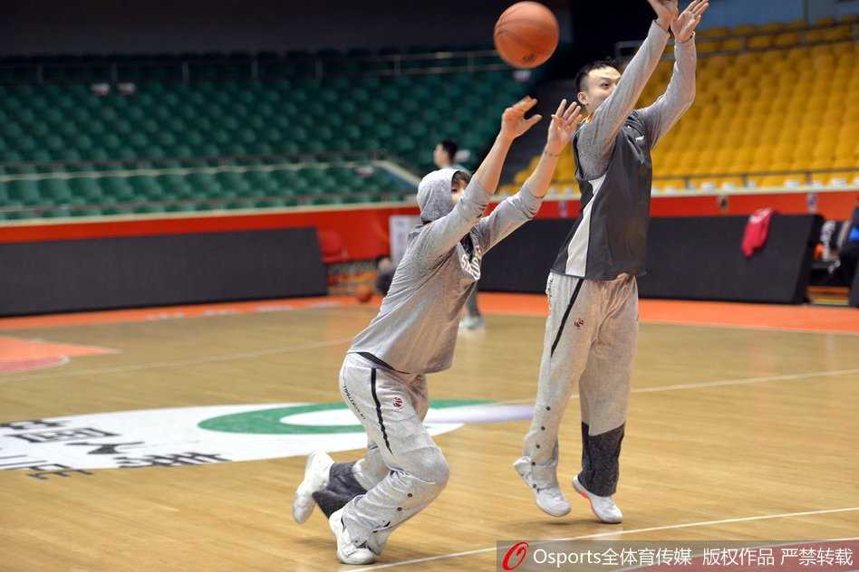 丁彦雨航完成投篮后露出搞怪表情，吐着舌头，展现出大男孩调皮的一面。