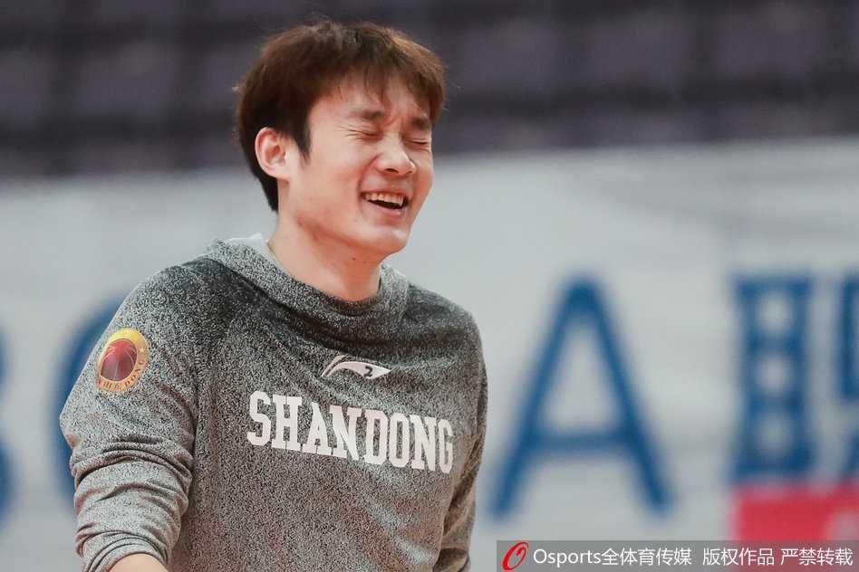 最终造型完成，小丁眼神坚定地看向远方，似乎已将发型的纷扰抛诸脑后，准备将全部精力集中在即将到来的比赛和训练中。