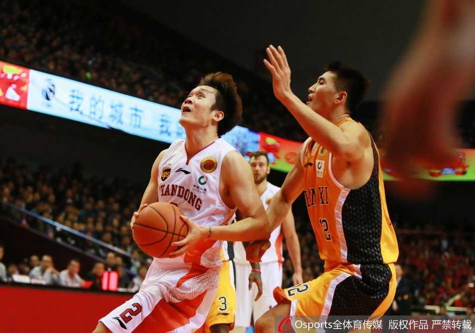 面对山西队三人合围，丁彦雨航毫无惧色，腾空而起上演滑翔上篮，身体在空中完全舒展，尽显MVP风采。