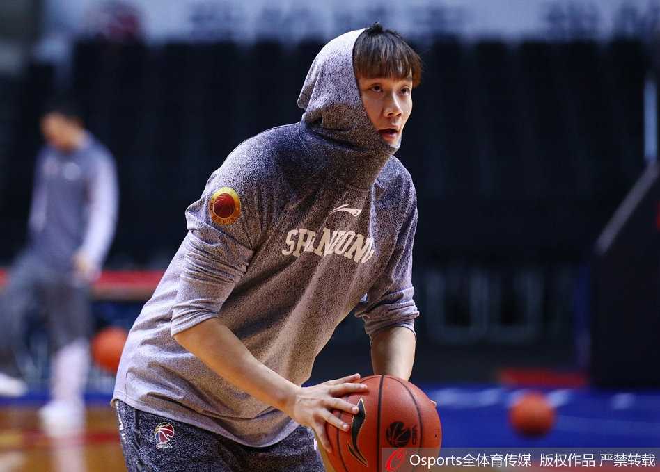 丁彦雨航身着连帽衫在训练场上专注运球，眼神犀利，仿佛已经瞄准了下一个对手的防线。