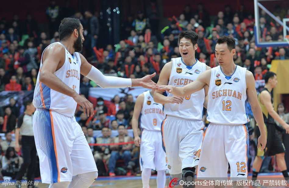 吴轲与陶汉林奋力跃起争抢篮板，双方球员手臂交织抢位激烈，内线已然乱作一团