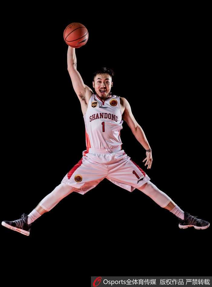 张庆鹏运球突破眼神专注，宝刀未老誓为山东贡献力量