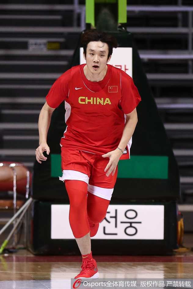 训练结束后，丁彦雨航擦着汗与队友说笑，汗水浸湿了球衣，却遮不住他脸上满足而灿烂的笑容，这是努力过后最真实的快乐写照。