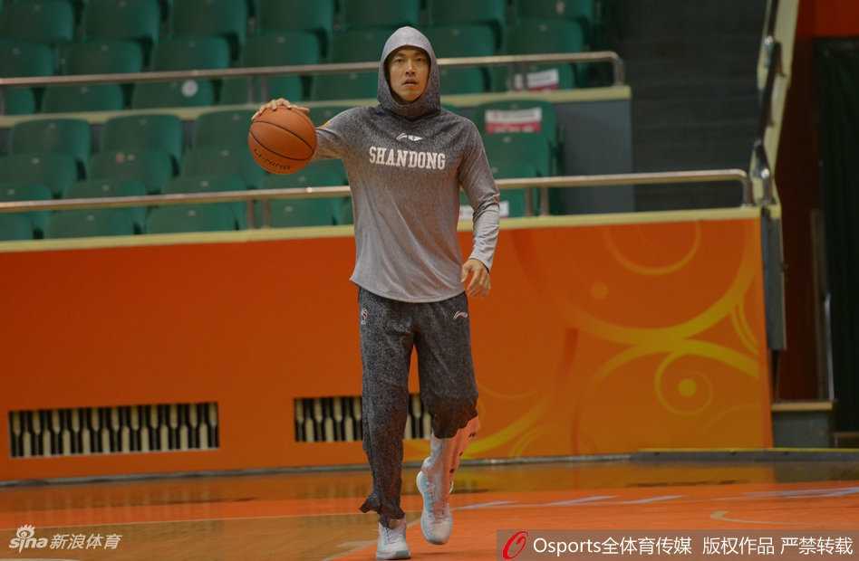 丁彦雨航赛前热身显王者风范 狂砍四十五分创生涯新高率队取胜 丁彦雨航赛前神情专注,目光如炬地运球入场,浑身散发领袖气质