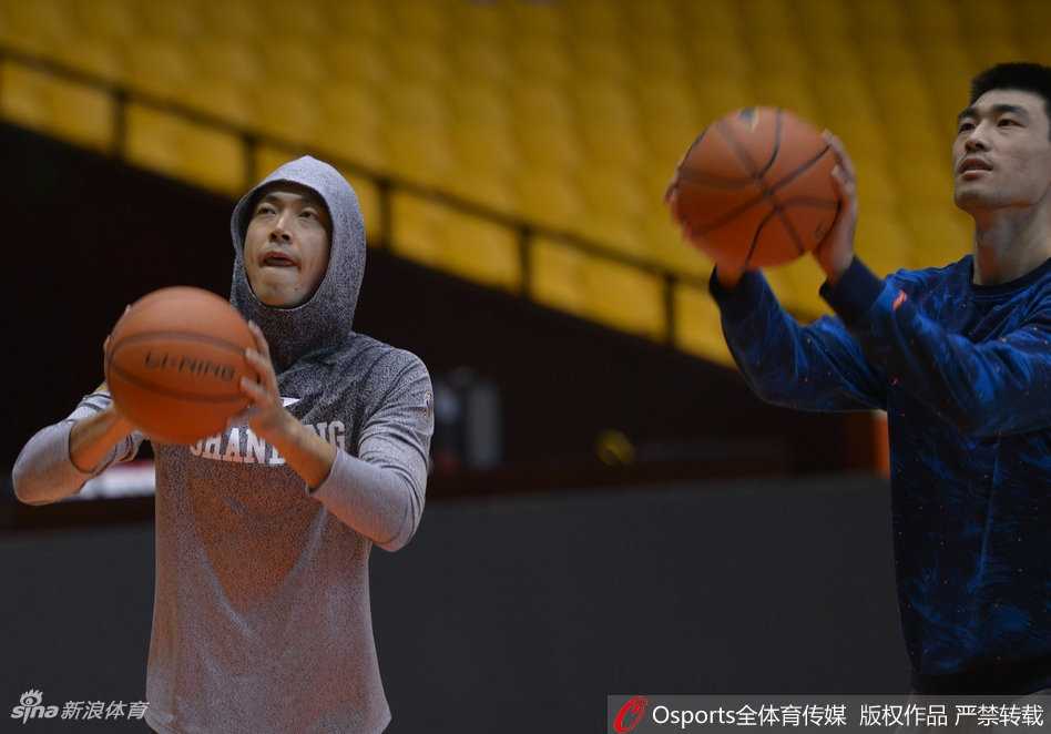 丁彦雨航赛前热身显王者风范 狂砍四十五分创生涯新高率队取胜 小丁在赛前热身中尝试超高难度的转身投篮,核心力量惊人,展现超凡身体控制力