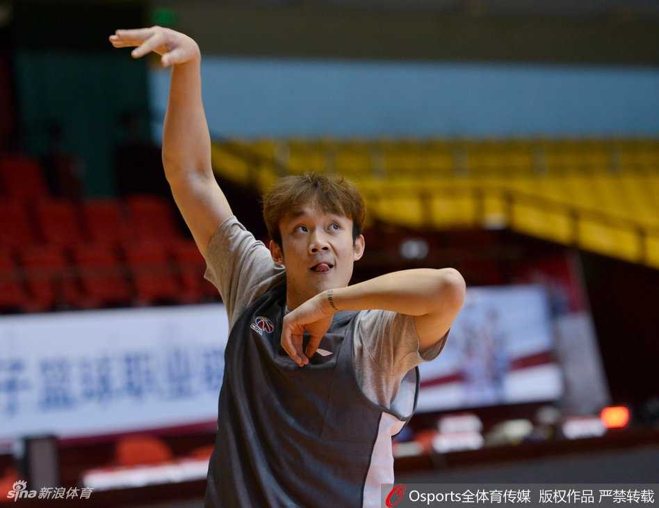 丁彦雨航赛前热身显王者风范 狂砍四十五分创生涯新高率队取胜 热身结束,丁彦雨航在篮下进行最后的放松拉伸,眼神坚定,仿佛已对比赛成竹在胸