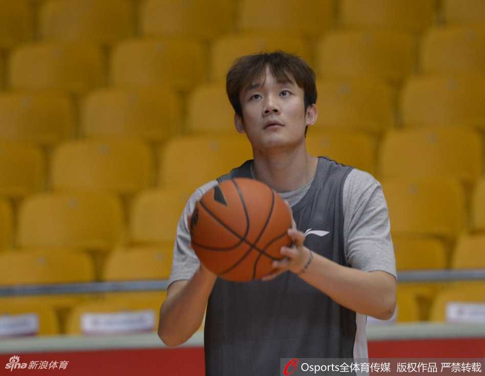 丁彦雨航赛前热身显王者风范 狂砍四十五分创生涯新高率队取胜 丁彦雨航赛前进行突破上篮练习,步伐矫健,爆发力十足,预示本场将频繁冲击篮下