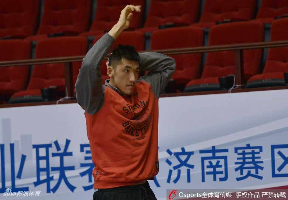 丁彦雨航赛前热身显王者风范 狂砍四十五分创生涯新高率队取胜 热身中的丁彦雨航完成一记标志性的后仰跳投,动作舒展飘逸,手感柔和