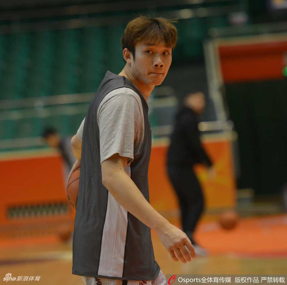 丁彦雨航赛前热身显王者风范 狂砍四十五分创生涯新高率队取胜 小丁在赛前热身中闲庭信步,调整呼吸,为即将到来的恶战做好心理准备