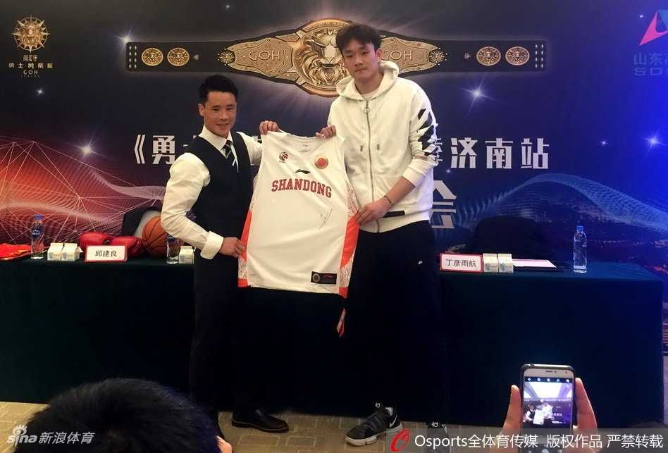 在搏击名将邱建良的指导下，丁彦雨航认真模仿着拳击动作，两人因身高差形成的画面十分有趣，小丁的脸上写满了对这项全新运动的好奇与投入。