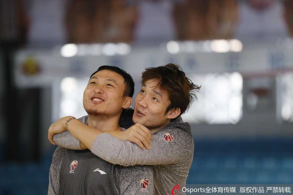 小丁在活动中双手托腮，对着镜头做出可爱的表情，眼神清澈像是个邻家大男孩。