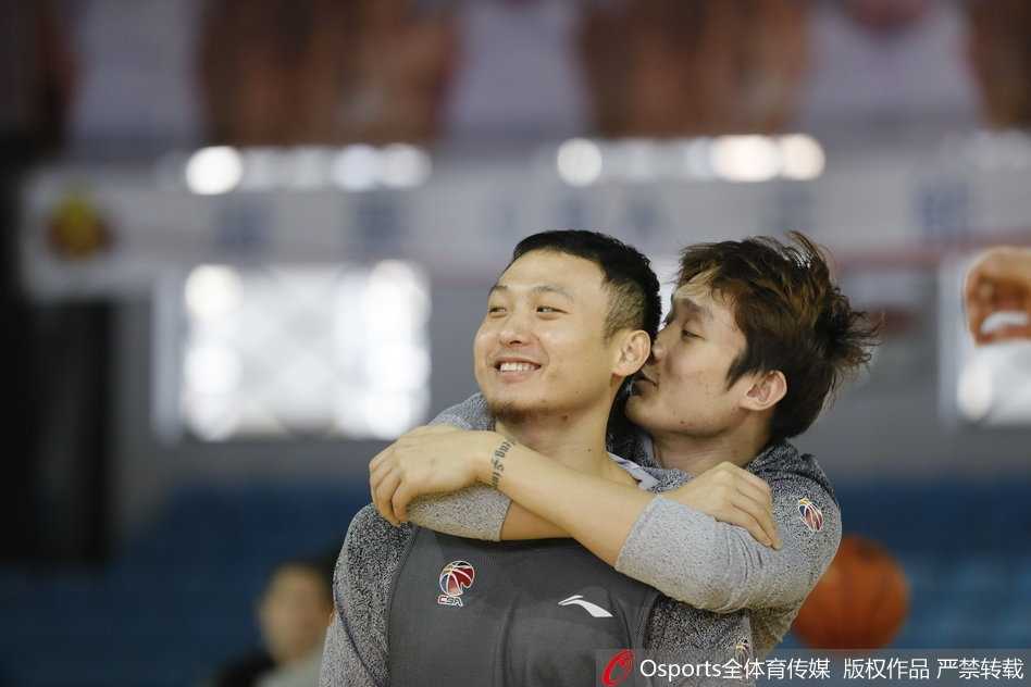 丁彦雨航身穿山东队训练服，在球馆里眼神专注，嘴角却藏不住一丝俏皮的笑意。