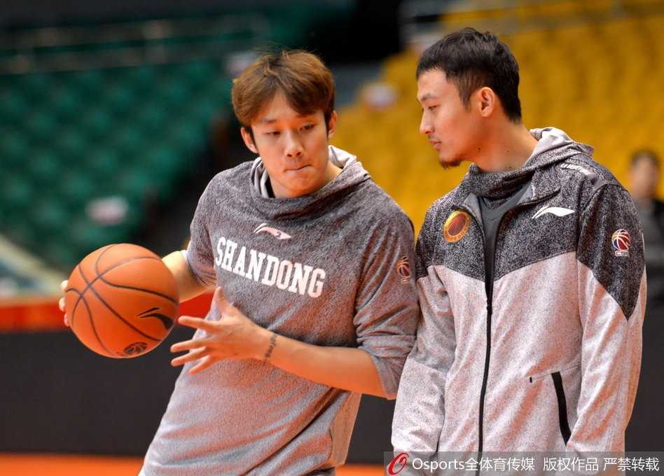 丁彦雨航在训练后擦汗，眼神看向远方，汗水浸湿的头发显得他格外乖巧。