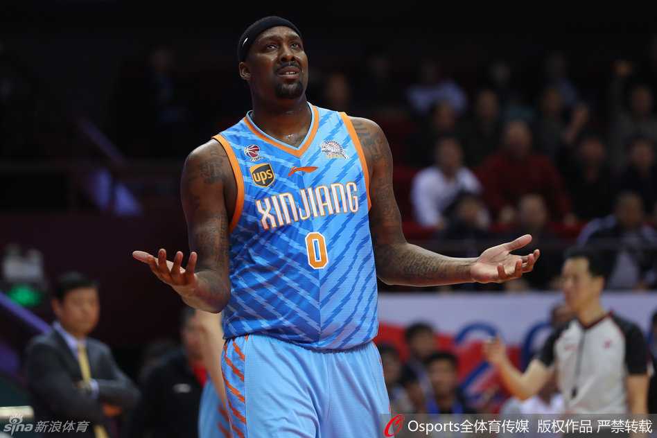 赛后，丁彦雨航与可兰白克紧紧握手并相互致意，两人眼神中充满了对彼此的尊重和惺惺相惜。