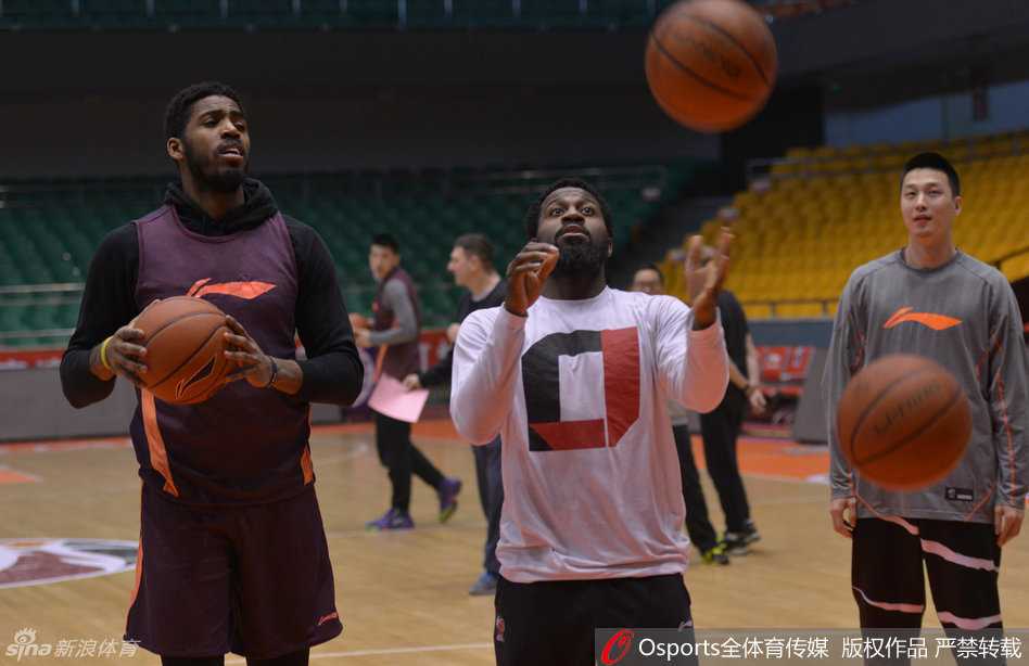 主教练凯撒双手抱胸站在场边，神情严峻地注视着场内训练，嘴里似乎在叮嘱着什么，他的存在让整个训练场的气氛更加凝重。