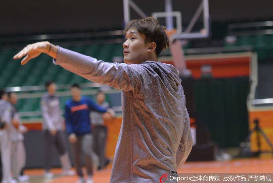 队友们在训练中上演激烈对抗，即使只是赛前训练，每一球也都拼尽全力，氛围火热。