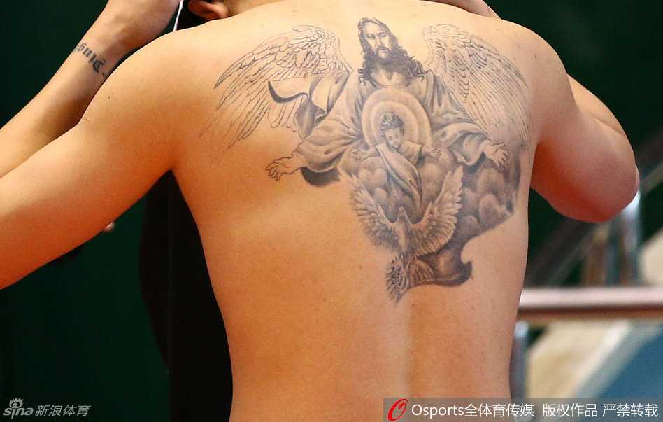 面对新疆队强力外援布莱切的贴防，丁彦雨航毫无惧色，坚定地运球突破，眼神中燃烧着对胜利的极度渴望。