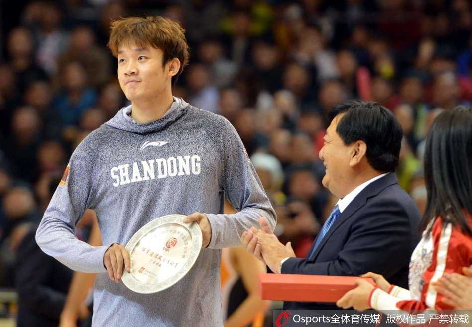 丁彦雨航在赛后向看台的球迷挥手致意，脸上洋溢着温暖的笑容，感谢着那些无论成败始终支持他的忠实拥趸。