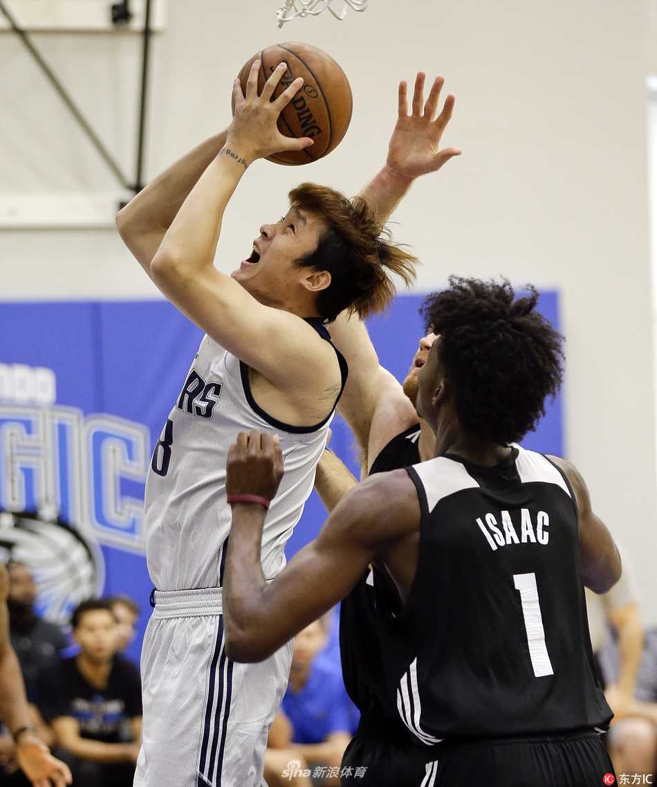 面对防守悍将的贴身紧逼，丁彦雨航没有丝毫畏惧，他用扎实的护球动作卡住身位，眼神中透露出寻找转机的犀利与冷静。